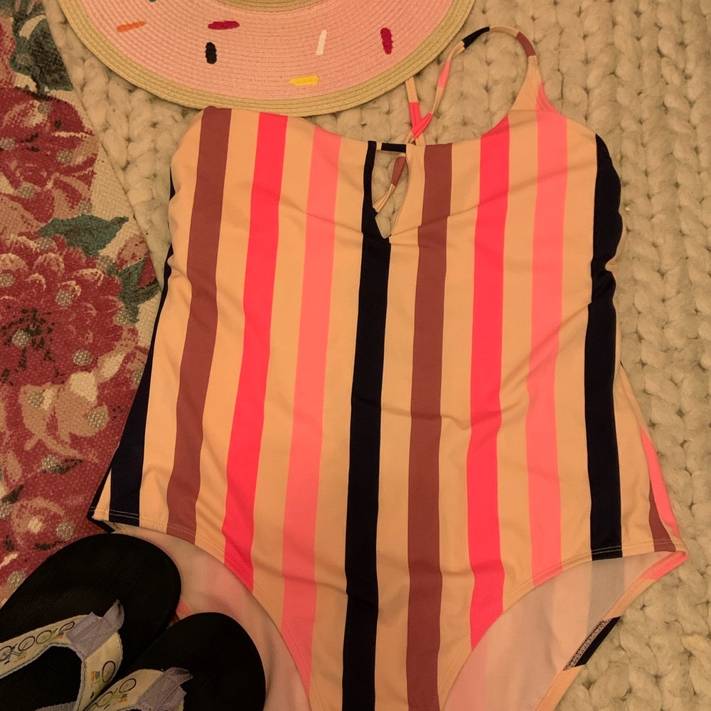 Target Keyhole One Piece - Picture 3 of 3